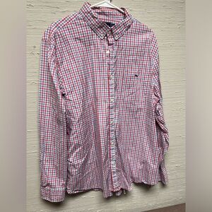Men’s vineyard vines button up.